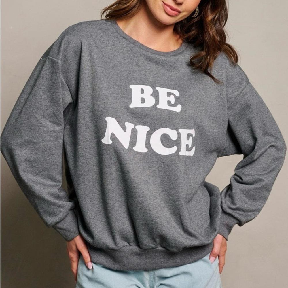 WOMEN'S LONG SLEEVE BE NICE PRINT GRAPHIC PULLOVER SWEATER IN CHARCOAL
